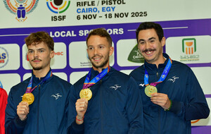 Médaille d'or pour la France en Carabine 50 m 3 positions, par équipe.