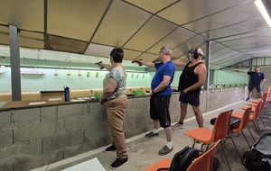 Trois tireurs à l'épreuve de tir "Standard" au pistolet 10m