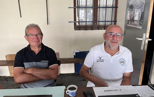 Gérard et Michel à l'enregistrement des résultats.