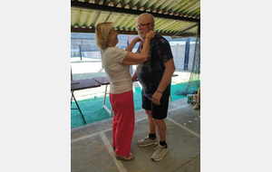 Remise de médailles à Michel par Madame Petitpez, Conseillère Départementale.