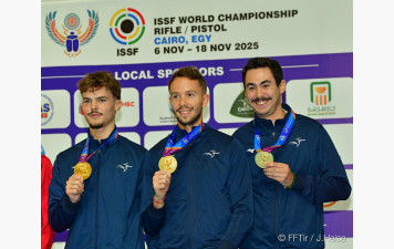 Médaille d'or pour la France en Carabine 50 m 3 positions, par équipe.